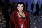 纽约的戏服设计师Rosemary Ponzo大红色的皮草外衣+大红色得连身裙+黑色内衬，设计感十足。