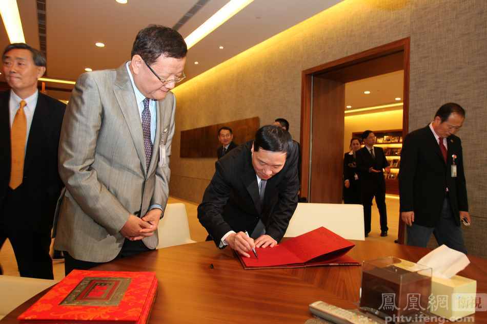 中国银行董事长肖钢参观凤凰卫视总部