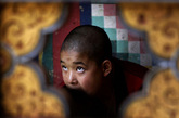 不丹历任国王都全力保护不丹以佛教为主导的文化。不丹的大部分人口是佛教徒。不丹第四代国王、吉格梅・辛格・旺楚克推行“国民幸福总值”这个概念，有别于其他很多国家不惜以一切代价保证经济增长。不丹针对压力等问题展开广泛调查，当局认为，这些调查是促进社会长期发展的更有意义的措施。（图片来源：环球网）