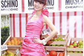 阿sa

     阿sa出席moschino的发布会，一袭粉色系带短裙很适合她纤细的身材，裸色高跟鞋有着拉长腿部的视觉效果哦！

