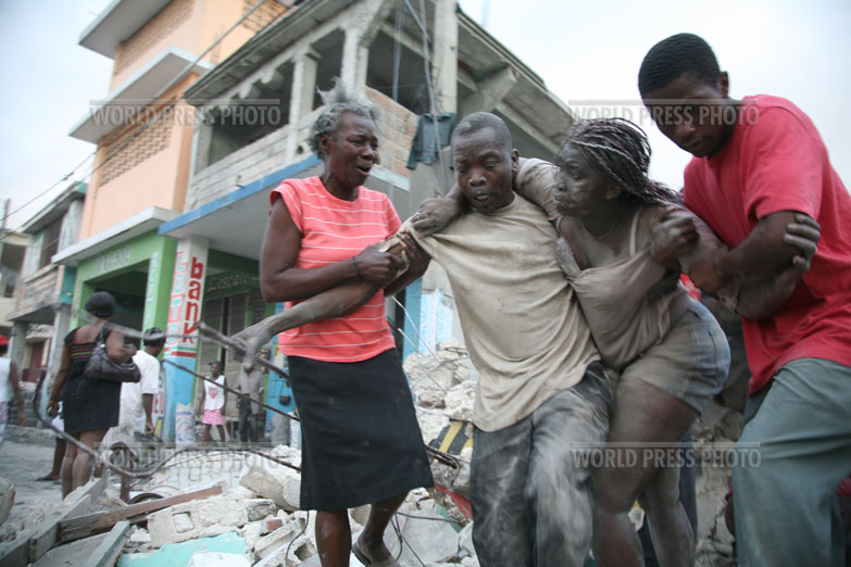 荷赛突发新闻组照一等奖:海地地震发生数分钟
