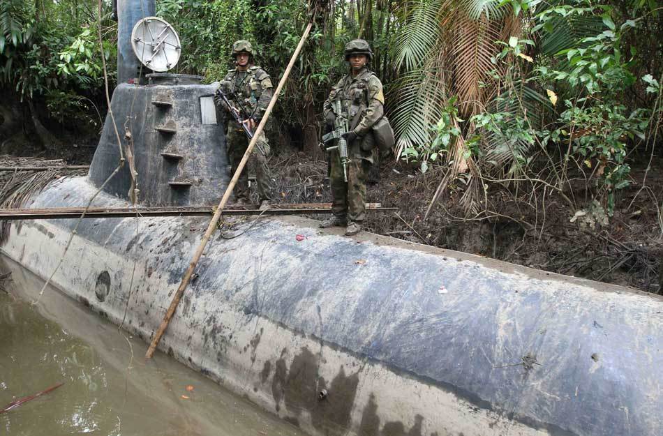 哥伦比亚查获内载8吨毒品的自制潜艇[高清大图