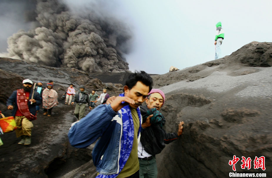 印尼布罗莫火山爆发 浓烟喷上800米高空[高清