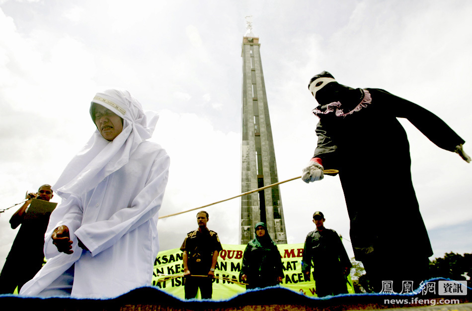 印尼穆斯林妇女当众受<em>鞭刑</em> 数百人围观[高清大
