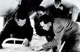 1958年4月，周恩来与习仲勋在河南视察时，在飞机上研究三门峡水库建设情况。 新华社发


