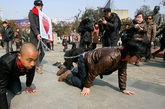 2012年2月8日，武汉，光谷雕塑广场上演一场行为艺术：三名男子被一位女子用狗链牵着爬行近百米。据组织者称，这一作品是为了表现对男权社会的反抗，呼吁男女平等。