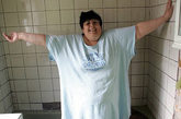 英国一胖妇女洗浴时浴缸破裂 摔倒被卡4小时

2009年5月，英国达勒姆郡一名体重140公斤的妇女在洗浴时浴缸破裂，她摔倒时被卡住，之后煎熬了整整4个小时，直到救援人员赶到将其救出。在遭遇这一尴尬事件后，这名女子自认自己“太胖”是部分事由，并发誓要从此减肥。

