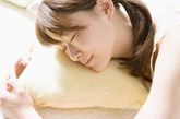  9、睡觉总是一个姿势侧睡

    任何一种睡姿都有优点和缺点，如心脏因为保护在胸廓之中，所以左侧卧位并不会受到很大的压迫。但是如果睡觉的时候，总是一个姿势侧睡，那么侧睡一边的脸部皮肤就会持续受压，久而久之就会出现永久性皱纹。正面躺着睡觉不但可以防止皱纹，还可以预防眼袋肿大哦。

