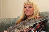澳大利亚“鳄鱼女士”和丈夫离婚与鳄鱼生活。澳大利亚墨尔本的一家人居然与鳄鱼同床。2010年9月，这个家中的女主人叫薇姬，现年53岁。她的儿子叫安德鲁，现年16岁。薇姬在墨尔本有“鳄鱼女士”的绰号，因为她在家中养了3只鳄鱼。薇姬的丈夫受不了妻子将鳄鱼当爱宠，因而提出他和鳄鱼只能选择其一的要求，薇姬毅然选择了和丈夫离婚和鳄鱼生活。