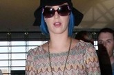 Katy Perry对亮蓝发色情有独钟，虽然戴上了帽子依然能看到从下面钻出来的鲜艳色彩。

