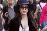 Kourtney Kardashian的长直发搭配礼帽，帅气又时髦。
