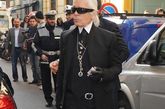香奈儿首席设计师卡尔·拉格菲尔德 (Karl Lagerfeld)全黑亮相，派头十足。