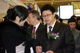 南京市副市长陈刚（右一）在开幕式结束之后参观展商。