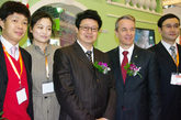 南京市副市长陈刚（左三）与展商合影。