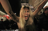 米兰时装周爆反时尚游行 抗议者举“时尚=法西斯”标语，情绪十分激动。