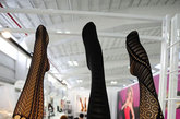 当地时间2012年2月22日，美国纽约，美国一年一度最大的内衣展销会拉开帷幕，全美及全球300多家内衣企业齐齐亮相，带领一众Show Girl香艳造声势。