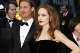 第84届奥斯卡金像奖的红毯上依旧星光闪耀，各路女性争奇斗艳。奥斯卡官网火速评出17位最性感女星，速来和凤凰时尚一起重温红毯上的这一道道靓丽风景。布拉德·皮特和安吉丽娜·茱莉Brad Pitt and Angelina Jolie 性感搭档。