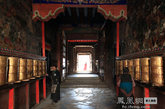 公元1244年萨班贡噶坚赞率侄子八思巴（1235－1280）去凉州（今甘肃武威），1247年在凉州会见阔端，并写信说服西藏各派高僧和贵族接受了元朝的对藏条件，把西藏正式纳入了祖国的版图。（图片来源：凤凰网华人佛教  摄影：曹立君）