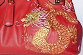 此次Salvatore Ferragamo推出的三款限量版‘龙年’手袋中，有秉承品牌传统的经典之作Soft W手袋，诠释优雅之精髓的Sophia手袋和经典钱夹。手袋采用品质一流的皮革为材质，以中国文化的吉祥色——红色为主色调。由于‘龙’的形象渗透着中国源远流长的历史文化，又恰逢中国传统龙年即将到来，每只限量版W手袋和Sophia手袋上还有用中国传统刺绣工艺绣有的飞龙及莲花图案，两者搭配可谓互映生辉、相得益彰。限量版的经典钱夹上更饰有金属飞龙图案。在保持Salvatore Ferragamo的高雅格调的同时，更加营造了一派喜庆祥和的氛围，展露出浓浓的中国传统艺术与民俗风情。