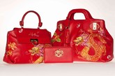 此次Salvatore Ferragamo推出的三款限量版‘龙年’手袋中，有秉承品牌传统的经典之作Soft W手袋，诠释优雅之精髓的Sophia手袋和经典钱夹。手袋采用品质一流的皮革为材质，以中国文化的吉祥色——红色为主色调。由于‘龙’的形象渗透着中国源远流长的历史文化，又恰逢中国传统龙年即将到来，每只限量版W手袋和Sophia手袋上还有用中国传统刺绣工艺绣有的飞龙及莲花图案，两者搭配可谓互映生辉、相得益彰。限量版的经典钱夹上更饰有金属飞龙图案。在保持Salvatore Ferragamo的高雅格调的同时，更加营造了一派喜庆祥和的氛围，展露出浓浓的中国传统艺术与民俗风情。