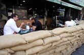 黎巴嫩贝鲁特，军事主题“面包与枪炮”餐厅