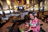 最勤快的机器人当地时间2010年4月1日，泰国曼谷，机器人服务员与日本美女店主Lapassarada Thanapanth合影。泰国首家日本机器人餐厅开业，店内的服务员全部为机器人，食客在触摸板上点餐，机器人将为他们上菜，在客人吃饭的时候机器人会为他们跳舞，客人吃完饭机器人会自动去收拾碗筷。