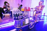 　最“给力”的机器人2010年12月7日，一家“机器人餐厅”在济南试营业。据餐厅负责人介绍，餐厅主要经营自助火锅，店内设有送餐、迎宾、表演等功能的机器人为顾客服务。送餐机器人在餐厅内为顾客运送饮料。