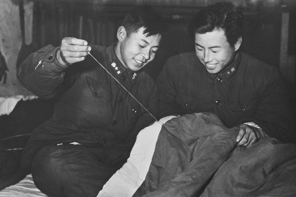 聚光灯下的雷锋_读书频道_凤凰网