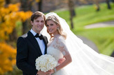2009年10月25日，伊万卡·特朗普与订婚三个月的未婚夫贾德·库斯纳正式喜结连理。伊万卡·特朗普身穿婚纱，佩戴价值13万美元的白金钻石耳环、价值9万美元的白金钻石手镯。前来祝贺的明星数不胜数，其中包括罗素·克洛和娜塔丽·波特曼。