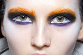 Prada秀场上，瀑布一般倾泻而下的秀发，橙色、紫色和褐色打造的完美眼妆，白色的睫毛膏让模特的眼神清澈迷人，她们是真正的公主。