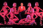 巴黎，当地时间2月29日，法国品牌Christian Louboutin举办Feu主题演出及发布会。品牌设计师著名鞋匠Christian Louboutin，获邀重新创作“疯马”歌舞团（Le Crazy Horse）的演出。