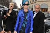 凯蒂·佩里 (Katy Perry)黑超亮相，值得注意的是这次她的造型可谓是“外星人”，全身从头蓝到脚，是要扮演蓝精灵么？