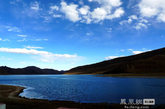 羊卓雍措简称羊湖，距拉萨不到100公理，与纳木措、玛旁雍措并称西藏三大圣湖，是喜马拉雅山北麓最大的内陆湖泊，湖光山色之美，冠绝藏南。位于拉萨市西南70多公里处，雅鲁藏布江南岸、山南浪卡子县境内。从拉萨到羊湖需要翻越5,030米的岗巴拉山口。（图片来源：凤凰网华人佛教  摄影：湘江岸边）