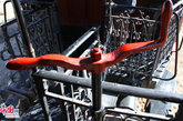 红蜥蜴依然保持人工的手动连接方式，铁艺的扶栏和把手，让人回到上世纪初。宋晨曦 摄 1995年，突尼斯国家铁路局将它彻底翻修，运到梅特拉乌依，摇身一变成了主题观光列车，每天带领旅客往返于麦特劳伊和莱德耶夫之间。暗红色的车身、黑色的铁铸挡板栏杆和脚踏板、Lezard Rouge的名字以及车厢内的真皮沙发、古董灯具等，多少都让人重温了往昔的高贵。梅特拉乌依是突尼斯重要的磷灰石产地，19世纪末法国退伍军医菲利浦发现这座矿山，这条铁路线当年为磷灰石的开采和运输立下汗马功劳。