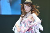 近日，日本规模最大的时尚与音乐盛典——TGC（东京女孩时尚秀）2012年春夏场，在横滨体育馆盛大举行，吸引了27000名观众。本届盛典的主题是：sherbet garden，100多名日本T台模特、时尚杂志平面模特、特邀名模，以及演员、女明星、少女偶像等应邀登台，争奇斗艳，令人目不暇接。