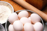 六、熟鸡蛋用冷水浸后存放易变质

一些人常将煮熟的鸡蛋浸在冷水里，利用蛋壳和蛋白的热膨胀系数不同，使蛋壳轻易剥落，但这种做法不卫生。

