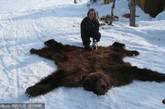 美国阿拉斯加，女猎人的战利品——一张棕熊皮。