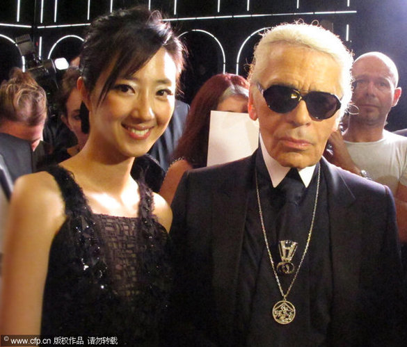 与老佛爷Karl Lagerfeld亲密接触的女星们