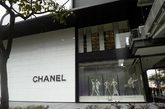 日前，香奈儿（Chanel）于台北信义A4新店隆重开幕。新店总计2层楼，包括全新的香奈儿（Chanel）时尚名品精品店暨香奈儿（Chanel）珠宝腕表店，共计236坪。 

新店营业面积为一、二楼，特别设有无障碍电梯，并且全店的3个更衣室，都采用套房规划，具隐私性，让贵妇与姊妹淘可在更衣间讨论换搭。

 在这全新的精品店内，访客即可立即辨识出香奈儿的传奇气氛。同时，店内当中不乏巴黎艺术家独家合作的作品，随手可及的细节强调着品牌最为驰名的细节。
