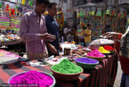 花花绿绿乱涂抹 印度民众欢庆五彩“胡里节”