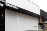 日前，香奈儿（Chanel）于台北信义A4新店隆重开幕。新店总计2层楼，包括全新的香奈儿（Chanel）时尚名品精品店暨香奈儿（Chanel）珠宝腕表店，共计236坪。 

新店营业面积为一、二楼，特别设有无障碍电梯，并且全店的3个更衣室，都采用套房规划，具隐私性，让贵妇与姊妹淘可在更衣间讨论换搭。

 在这全新的精品店内，访客即可立即辨识出香奈儿的传奇气氛。同时，店内当中不乏巴黎艺术家独家合作的作品，随手可及的细节强调着品牌最为驰名的细节。
