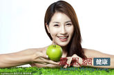 　理由七：每天吃1个苹果(最好连皮吃)还能防止中风。

理由八：苹果所含的维生素和抗氧化物能防衰老。
