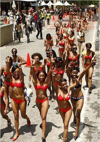 美国450名比基尼美女游行破世界纪录 盘点那些性感游行
