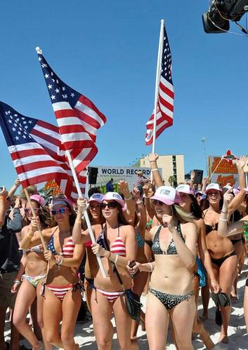 美国450名比基尼美女游行破世界纪录 盘点那些性感游行