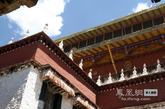 寺内珍藏和保存着自吐蕃王朝以来西藏各个时期的历史、宗教、建筑、壁画、雕塑等多方面的遗产，它是藏族古老而独特的早期文化宝库之一，是祖国民族文化遗产之典范。（图片来源：凤凰网华人佛教  摄影：曹立君）
