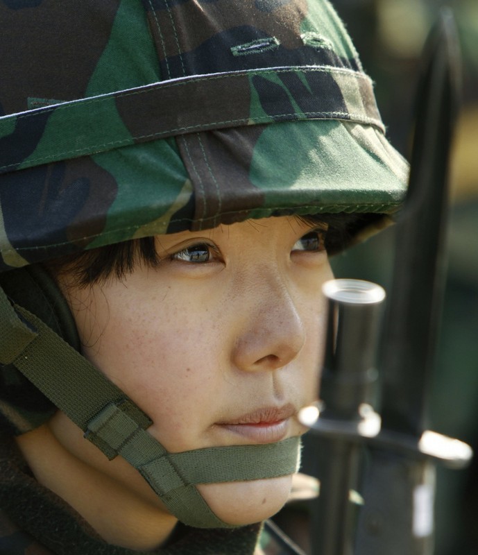 韩国预备役女军官持国产K2步枪练刺杀[高清组