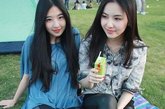 最近，一组中戏姐妹花的相册在网上被传得火热，两名靓丽的女孩去年在某草莓节上的这组照片被网友们扒出，其中一名更是因为神似韩国女星全智贤而被津津乐道。