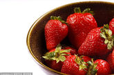 清洗草莓应该包括以下几个步骤：

　　1.首先用流动自来水连续冲洗几分钟，把草莓表面的病菌、农药及其它污染物除去大部。注意：不要先浸在水中，以免农药溶出在水中后再被草莓吸收，并渗入果实内部；

　