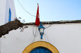  木门上半部的穹顶代表着清真寺的建筑，门上的蓝色铜钉则拼合出星星和月亮，还有弓箭、花卉等伊斯兰图案，华丽而精美。从突尼斯搭乘电车，约40分钟，就能抵达这个在地中海边峭壁上的小镇。这里是突尼西亚面对欧洲的门户之一。 宋晨曦 摄