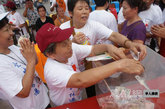 为台湾“莫拉克”台风组织的大型慈善募捐活动（图片来源：重庆华岩文教基金会提供）